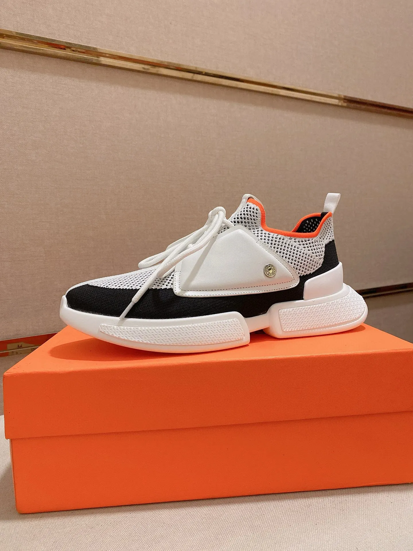 Men's shoes 💰: 440💰 Hermes Drift Sneaker flying knitted socks and sneakers. Original purchase, development and production. H family men's classic series. Technological fly knitted fabrics with cowhide. Socks and sneakers. Casual shoes. Sports dad shoes combine high-tech fly knitting and cowhide. H family exclusive button decoration on the side. The outsole is full of H italic design and bright colors to show vitality and continue the brand design inspiration. Stroll around the city lightly and feel free and comfortable. Exquisite packaging at the delivery counter 🛍📦 ▪️Fabric: Original custom fly weave + first layer cowhide ▪️Inner lining: breathable lining ▪️Outsole: molded and evacuated PU+TPU material ▪️Sole thickness: 3.5CM ▪️Size: Men's 38-44